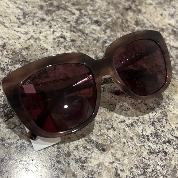 Tod’s Women’s NWT Authentic Sunglasses Shades (comes with Ray-Ban Case) main image 4
